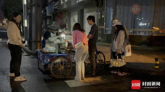 岁“粽子爷爷”：方便年轻人吃口热乎早饭｜封面头条冰球突破游戏5毛钱一个粽 16年不涨价 乐山90(图2)