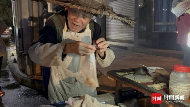 岁“粽子爷爷”：方便年轻人吃口热乎早饭｜封面头条冰球突破游戏5毛钱一个粽 16年不涨价 乐山90(图4)