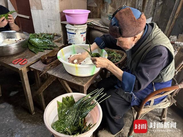 岁“粽子爷爷”：方便年轻人吃口热乎早饭｜封面头条冰球突破游戏5毛钱一个粽 16年不涨价 乐山90(图3)